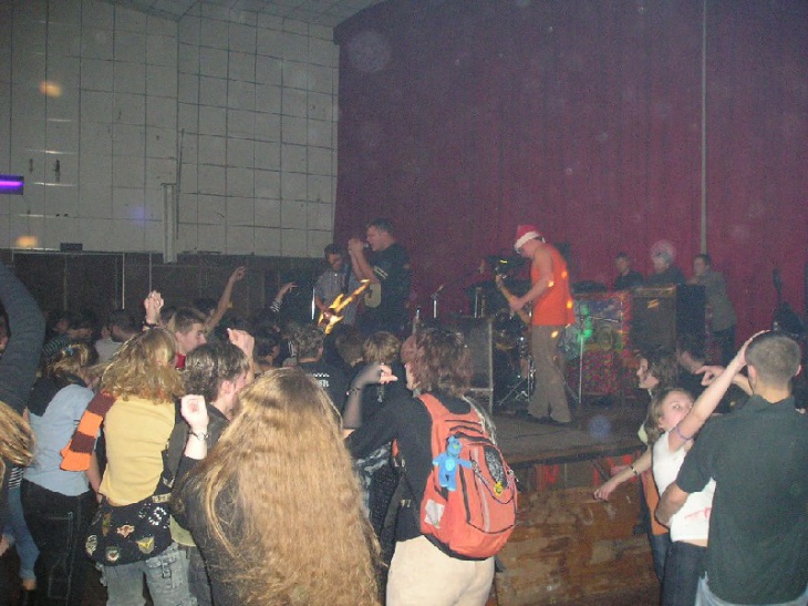 Фото Концерт в к/т "Спутник" 12 декабря 2003
